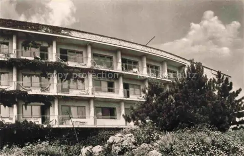 AK / Ansichtskarte PECS Fuenfkirchen HU SZOT-uedueloeszálló Mecsek Hotel Balkone Rundbau Bergwald Kiefer Sonnenterrasse