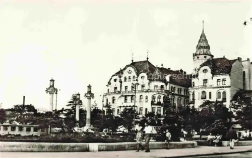 AK / Ansichtskarte Oradea-Baile RO Jugendstilgebaeude Platz Leuchtsaeulen Passanten Baeume Park
