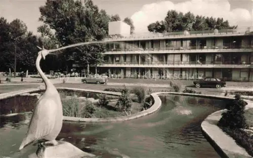 AK / Ansichtskarte Siofok Siofokrol HU Vénusz-Szálló Hotel Brunnen Schwan Teich Balaton Modernismus Autos