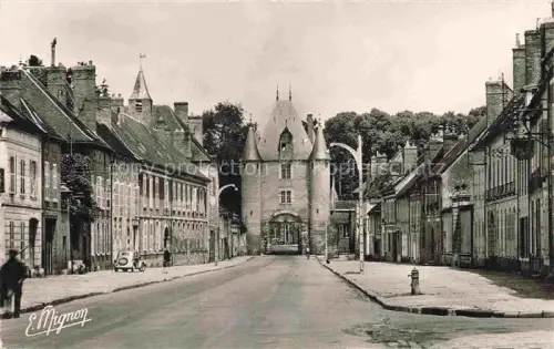 AK / Ansichtskarte Villeneuve-sur-Yonne 89 Rue-Carnot Porte-de-Sens Stadttor Mittelalter Strassenszene Buergerhaeuser