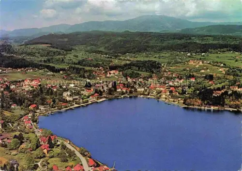 AK / Ansichtskarte Velden  Woerthersee AT Woerthersee See Fliegeraufnahme Ortschaft Berge Wald Wiesen Haeuserzeile