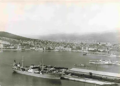 AK / Ansichtskarte SPLIT Spalato Croatia Hafen Frachtschiff Stadtpanorama Kuestenstadt Passagierschiff Kai Berge