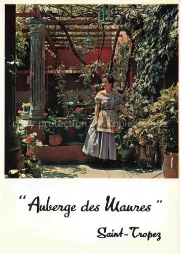 AK / Ansichtskarte St-Tropez 83 Var Auberge-des-Maures Innenhof Frau Blumen Rankpflanzen Saeule Pergola Restaurant