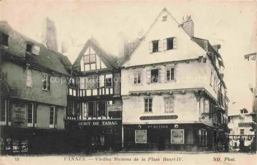 AK / Ansichtskarte VANNES 56 Morbihan Place-Henri-IV Fachwerkhaeuser Debit-de-Tabac Parapluies Altstadt Bretagne Geschaefte