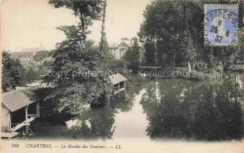 AK / Ansichtskarte CHARTRES 28 Eure-et-Loir Moulin-des-Graviers Muehle Teich Bootsschuppen Baeume Fluss Park Kirchturm