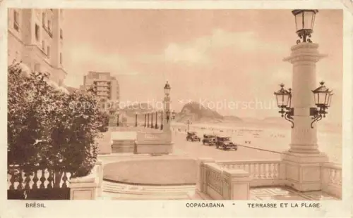 AK / Ansichtskarte Copacabana Rio de Janeirio Brazil Terrasse Strand Promenade Autos Laternen Meer Berg Strandpromenade