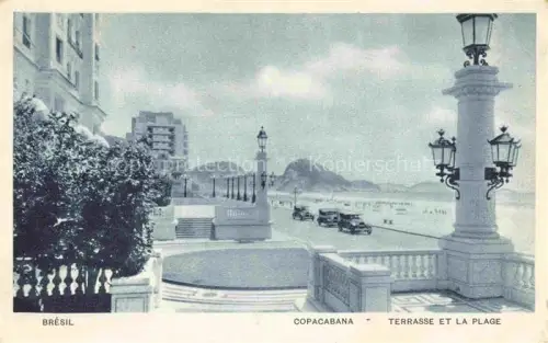 AK / Ansichtskarte Copacabana Rio de Janeirio Brazil Terrasse Strand Promenade Autos Laternen Meer Berg Strandpromenade