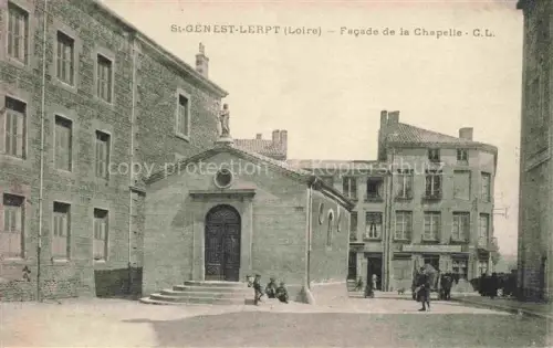 AK / Ansichtskarte Saint-Genest-Lerpt Saint-Etienne 43 Loire Façade-de-la-Chapelle Kapelle Portal Treppenaufgang Stadtplatz Gebaeude Passanten