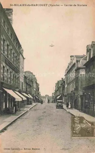 AK / Ansichtskarte St-Hilaire-du-Harcouet Avranches 50 Manche Rue-de-Mortain Strassenszene Geschaefte Automobile Trottoir Tabac Markisen