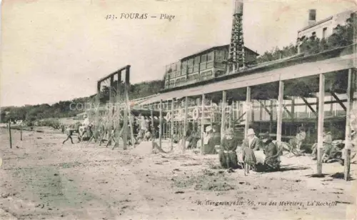 AK / Ansichtskarte FOURAS-LES-BAINS 17 Charente-Maritime Plage Badegaeste Strandpavillon Holzpier Stelzenbauten Strand Damenhuete Liegestuehle