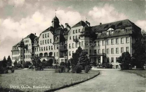 AK / Ansichtskarte Steyr Enns Oberoesterreich AT Krankenhaus Jugendstil Gebaeude Baeume Wiese Echtfoto