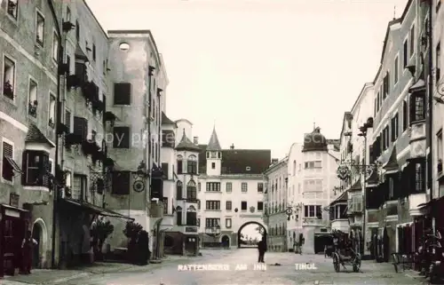 AK / Ansichtskarte Rattenberg  Tirol AT Stadtplatz Torbogen Buergerhaeuser Pferdewagen Turm Passanten S/W-Fotokarte