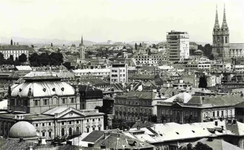 AK / Ansichtskarte ZAGREB Agram Croatia Stadtpanorama Nationaltheater Kathedrale Hochhaus Daecher Kirchturm Dachlandschaft
