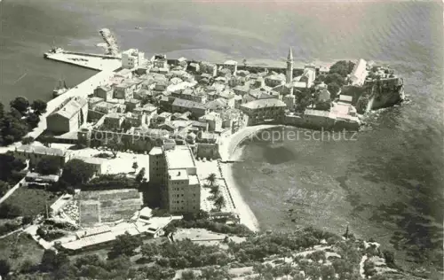 AK / Ansichtskarte BUDVA Montenegro Altstadt Halbinsel Stadtmauer Hafen Meer Strand Befestigungsanlage Kirchturm