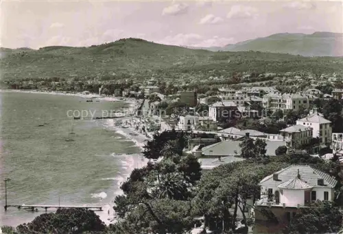 AK / Ansichtskarte JUAN-LES-PINS Antibes 06 Alpes-Maritimes Vue generale La ville et la plage