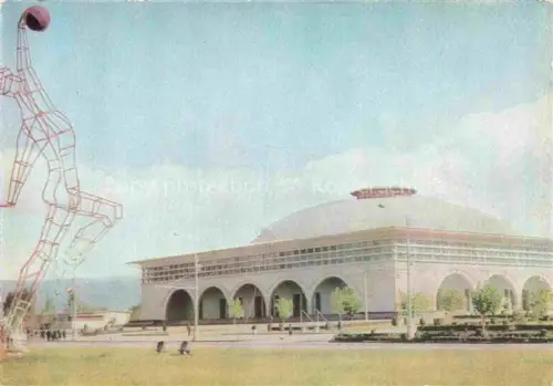 AK / Ansichtskarte Tbilisi Tiflis Georgia Sportpalast Basketballspieler-Skulptur Sowjet-Architektur Kuppel Gruenanlage