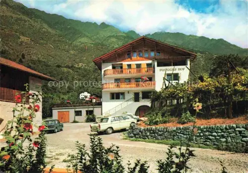 AK / Ansichtskarte Tschirland Naturns Funggashof Pension Vinschgau Val-Venosta Berge Bergwiese Autos Familie-Pranter