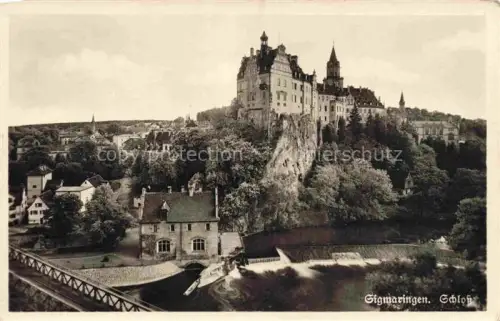 AK / Ansichtskarte Sigmaringen Donau BW Schloss-Sigmaringen Hohenzollern Donau Felssporn Bruecke Stadtansicht S/W-Fotokarte
