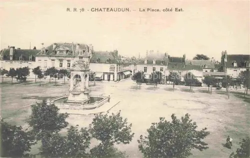 AK / Ansichtskarte CHATEAUDUN  28 Eure-et-Loir La Place cote Est