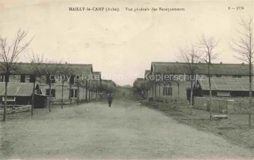 AK / Ansichtskarte Mailly-le-Camp Troyes 10 Aube Baraquements Kaserne Kasernenstrasse Baeume Militaerlager Champagne Allee Baracken