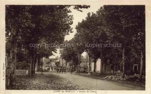 AK / Ansichtskarte Camp de Mailly TROYES 10 Aube Sortie-du-Camp Allee Soldaten Baeume Kaserne Militaerlager Landstrasse
