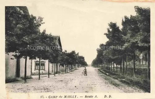 AK / Ansichtskarte Camp de Mailly TROYES 10 Aube Route-A Allee Baeume Kaserne Militaerlager Fahrradfahrer Sandweg