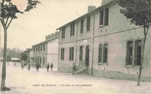 AK / Ansichtskarte Camp de Mailly TROYES 10 Aube Coin-de-Baraquements Kaserne Soldaten Backsteingebaeude Kasernenhof Baeume