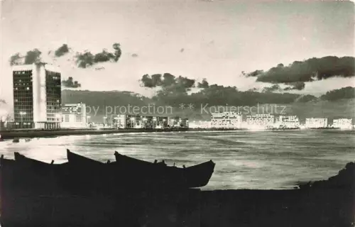 AK / Ansichtskarte Mamaia Constanta Konstanza RO Nachtaufnahme Meer Boote Hochhaeuser Strandpromenade Kueste Fotokarte