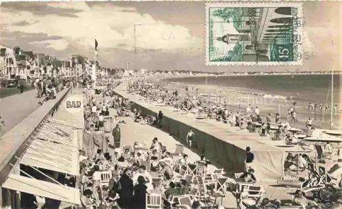 AK / Ansichtskarte LA-BAULE-SUR-MER La-Baule-les-Pins 44 Plage Strandpromenade Bar Badegaeste Liegestuehle Meer Fahnen Fotokarte