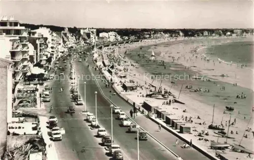 AK / Ansichtskarte LA-BAULE-LES-PINS La Baule sur Mer 44 Plage Strandpromenade Autos Badekabinen Meer Vogelperspektive Fotokarte