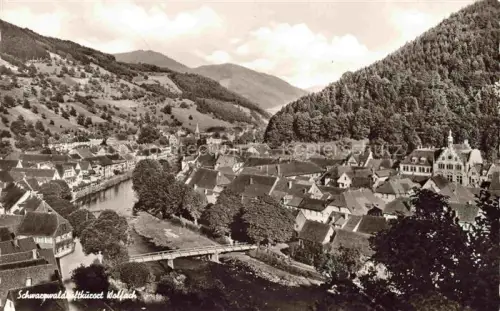 AK / Ansichtskarte Wolfach Schwarzwald BW Schwarzwald Kurort Fluss Bruecke Panorama Daecher Wald Berge S/W-Fotokarte