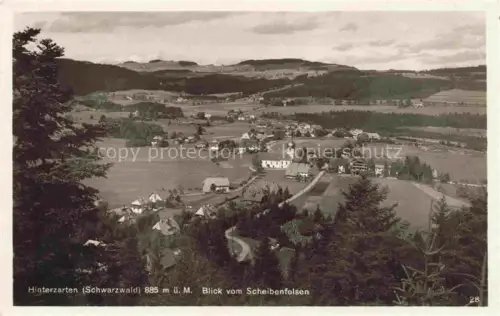 AK / Ansichtskarte Hinterzarten Breisgau-Hochschwarzwald BW Scheibenfelsen Schwarzwald Panorama Kirche Wiesen Wald Dorf S/W-Fotokarte