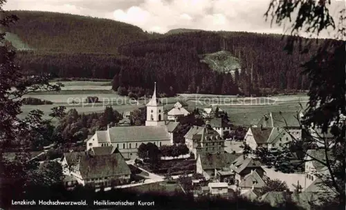 AK / Ansichtskarte Lenzkirch Hochschwarzwald BW Hochschwarzwald Kurort Kirche Panorama Wald Dorf S/W-Fotokarte