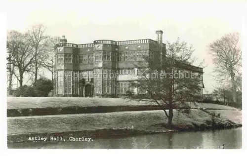 AK / Ansichtskarte Chorley Lancashire UK Astley-Hall Herrenhaus Teich Baeume Elisabethanisch Fassade S/W-Foto