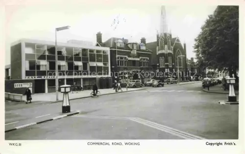 AK / Ansichtskarte Woking Surrey UK Commercial-Road Kirche Post-Office Strassenszene Autos Passanten