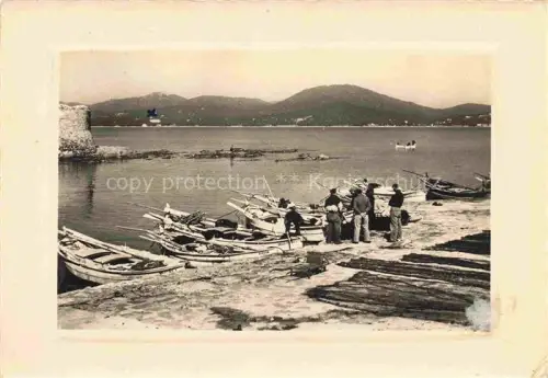 AK / Ansichtskarte St-Tropez 83 Var Port-de-la-Pounche Barques-de-Pêche Fischerboote Hafen Berge Fischer Côte-d Azur