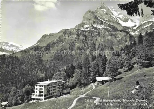 AK / Ansichtskarte Braunwald GL Hotel-Niederschlacht Ortstock Berghotel Alpwiese Berge Wald Schneeberge Frau