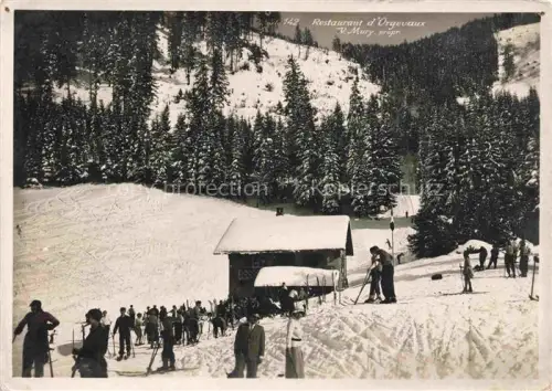 AK / Ansichtskarte Orgevaux Les Avants VD Skifahrer Bergrestaurant Winterlandschaft Schnee Tannen Piste Skisaison Menschenmenge