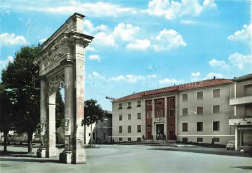 AK / Ansichtskarte Viadana Mantova Lombardia IT Porta-Nuova Triumphbogen Carabinieri Platz Stadttor via-Col-di-Rienzo