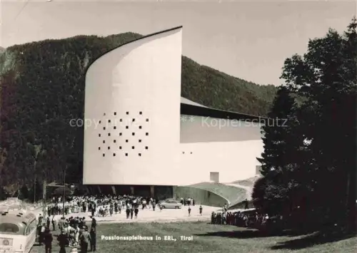 AK / Ansichtskarte Erl Tirol AT Passionsspielhaus Theater Zuschauer Busse Berge Wald Menschenmenge Moderner-Bau