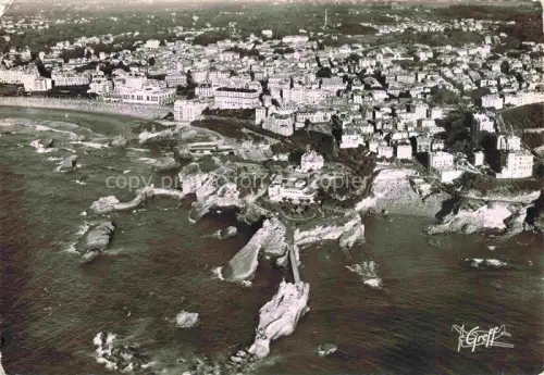 AK / Ansichtskarte BIARRITZ 64 Pyrenees Atlantiques Rocher-de-la-Vierge Plage-du-Port-Vieux Musée-de-la-Mer Grande-Plage Casino Fliegeraufnahme Atlantik Felsen