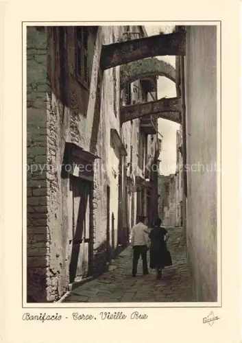 AK / Ansichtskarte Bonifacio 2A Corse du Sud Vieille-Rue Haute-Ville Gasse Boegen Kopfsteinpflaster Altstadt Passanten