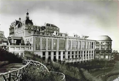 AK / Ansichtskarte BIARRITZ 64 Pyrenees Atlantiques Casino-Bellevue Kasino Belle-Époque Kuppel Gelaender Park Promenade Strandkurort