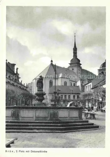 AK / Ansichtskarte MOST Bruex Sudetengau CZ Dekanalkirche Brunnen Marktplatz Kirche Turm Platz Passanten Sudetenland