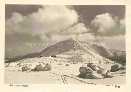 AK / Ansichtskarte Schneekoppe Snezka Riesengebirge Krkonose CZ Schneekoppe Riesengebirge Schnee Winter Skifahrer Felsformationen Gipfel Schneeverwehung