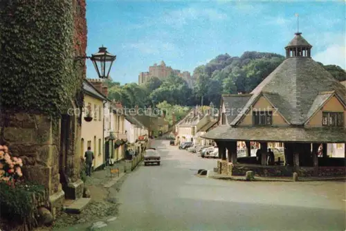 AK / Ansichtskarte Dunster Somerset UK Yarn-Market Dunster-Castle Dorfstrasse Buergerhaus Efeu Gaslaterne Autos Burg Huegel