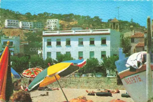 AK / Ansichtskarte TOssA DE MAR Costa Brava Gerona ES Hotel-La-Playa Strand Sonnenschirme Fischerboot Sonnenbaeder Meer Huegel Kirchturm Apartmenthaeuser