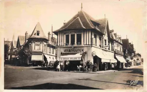 AK / Ansichtskarte HOULGATE Lisieux 14 Calvados Place du marche