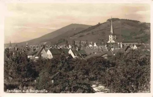 AK / Ansichtskarte Bensheim Bergstrasse Hessen Kirchturm Altstadt Daecher Berg Baeume Stadtansicht