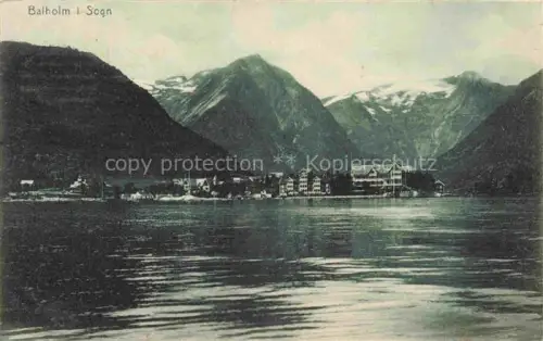 AK / Ansichtskarte Balholm Norge Fjord Berge Schneeberge Hotel Ortsansicht Sognefjord Fjordansicht